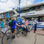 Kerékpárosok szállnak fel a Szent Miklós hajóra Siófok hajóállomáson