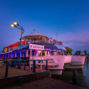 Siófok katamarán bulihajó Siófok hajóállomáson