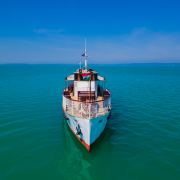 Tünde nosztalgiahajó a Balatonon szemből