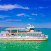 Siófok katamarán a Balatonon oldalnézetből