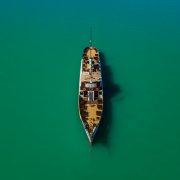 Kelén nosztalgiahajó a Balatonon felülnézetből