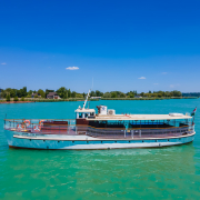 Csongor nosztalgiahajó a Balatonon oldalról