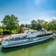 Lelle motoroshajó a parton kikötve