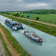 Új hajók szállítása a Sió-csatornán