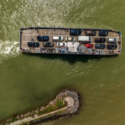 Kossuth Lajos komp autókat szállít a túlpartra