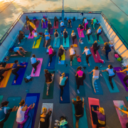 Jóga a fedélzeten programhajó