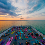 Jóga a fedélzeten programhajó