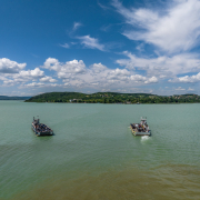 Kompok a rév felé hajóznak