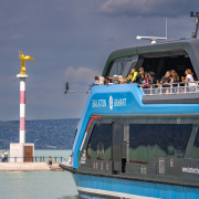 Balaton katamarán kihajózik a Siófoki kikötőből