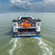 Tomaj katamarán a Balatonon