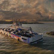 Kossuth Lajos komp autókat szállít a túlpartra