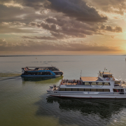 Tomaj és Füred katamarán a naplementében a Balatonon