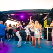 Bulihajó a Balaton katamarán fedélzetén