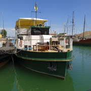 Balaton kishajó pihen a vizen