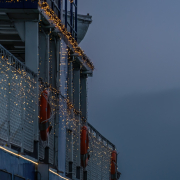 Fénykomp az esti Balaton vizén