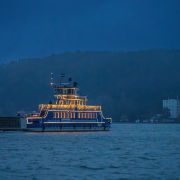 Fénykomp az esti Balaton vizén