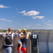 Család a komp fedélzetén a balatoni tájat csodálja