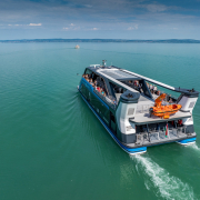 Balaton katamarán a vízen